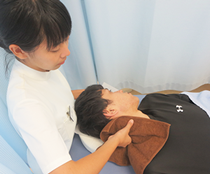 仰向けで首のもみほぐし